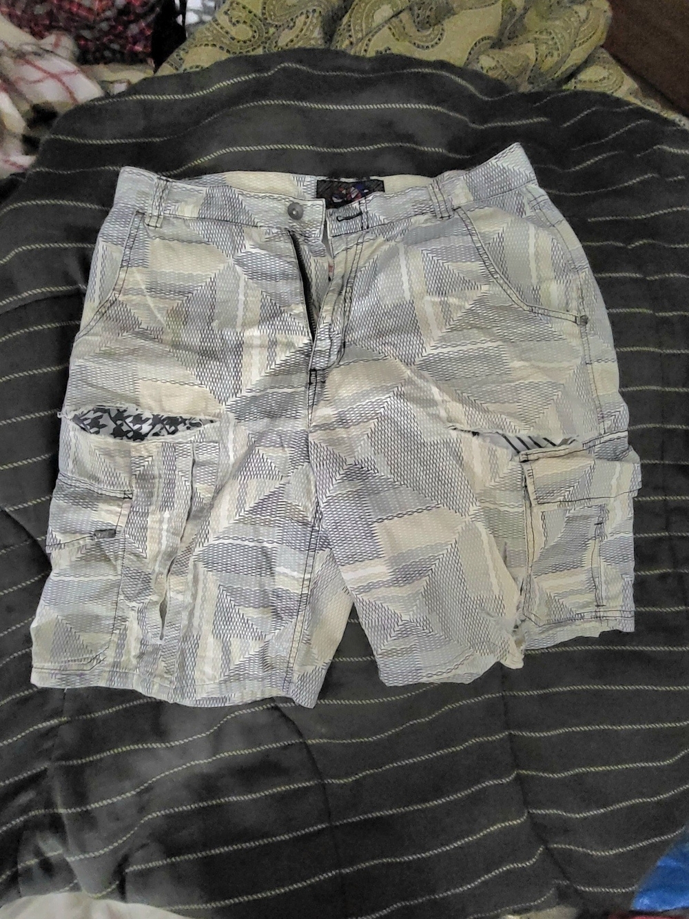 Vintage Reef Men's Geometric Pattern Y2K Board Shorts in Light Gray and White